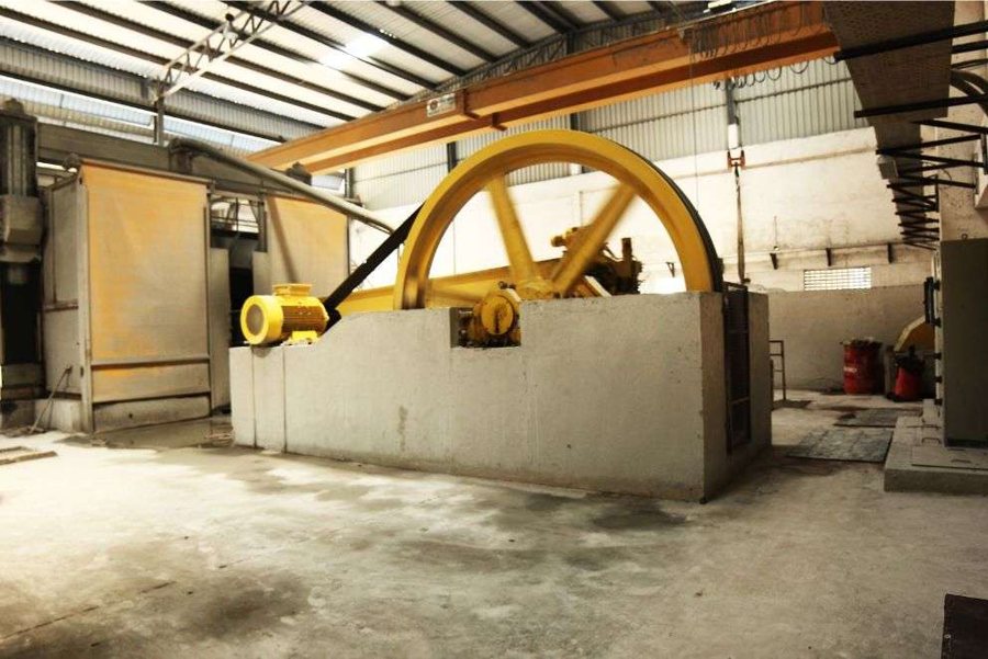 Wire saw cutting machine at a TAMIN processing unit