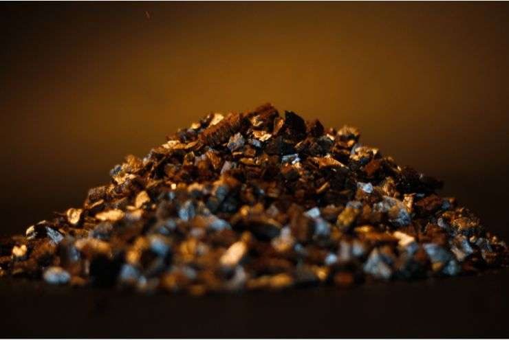 Vermiculite mineral flakes